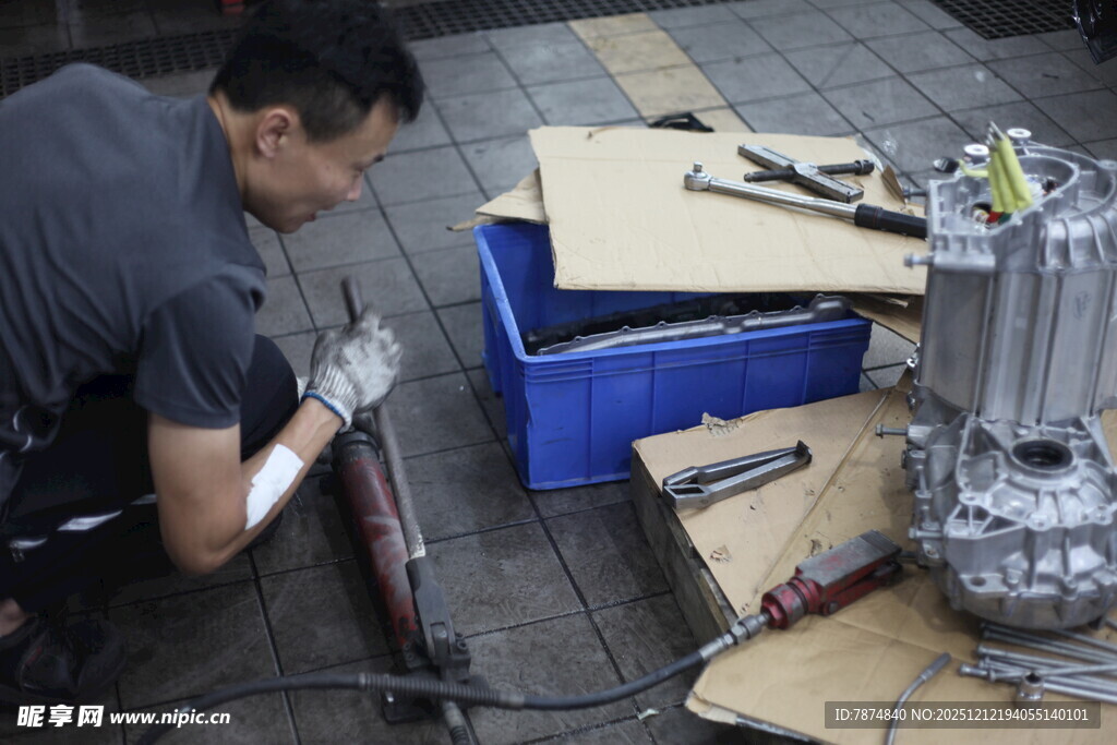 工人专注进行手工操作