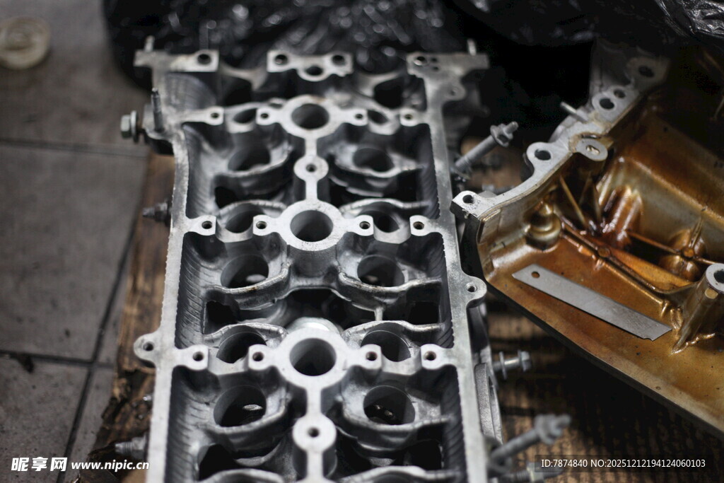 汽车发动机缸盖特写