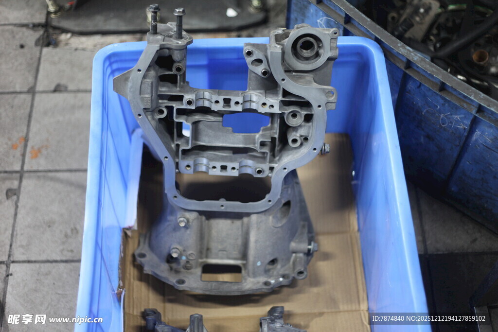 蓝色容器中的机械零件