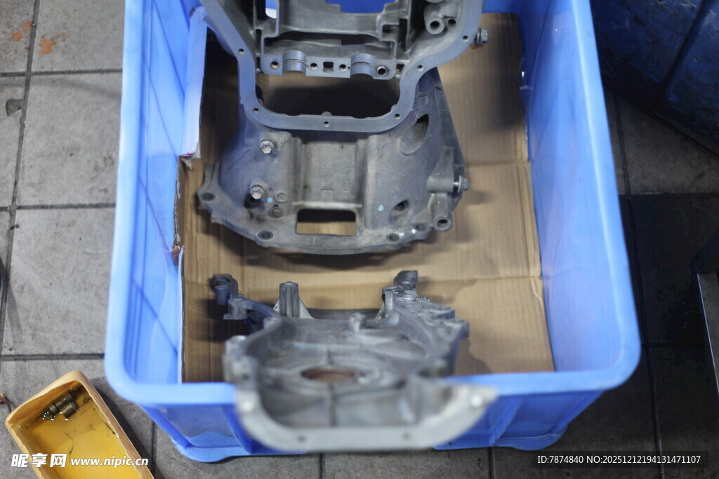 蓝色箱内的机械零件