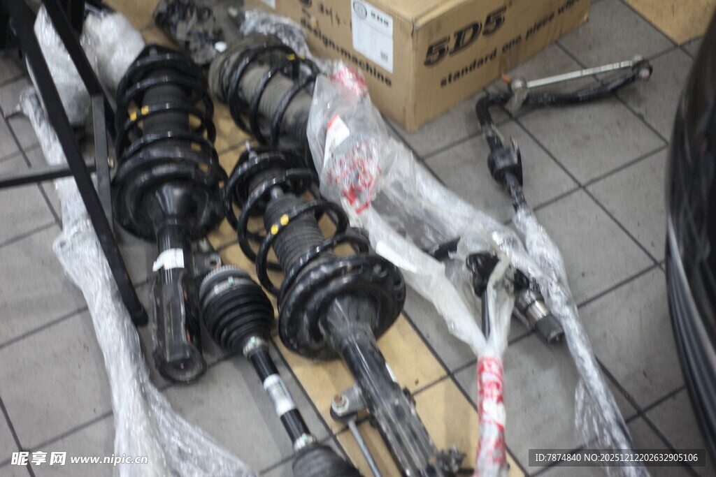 汽车半轴零件整齐摆放