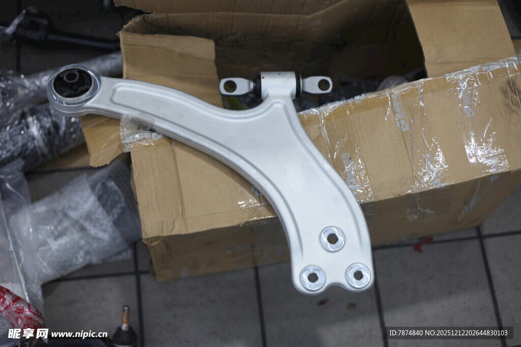 汽车悬挂控制臂零件