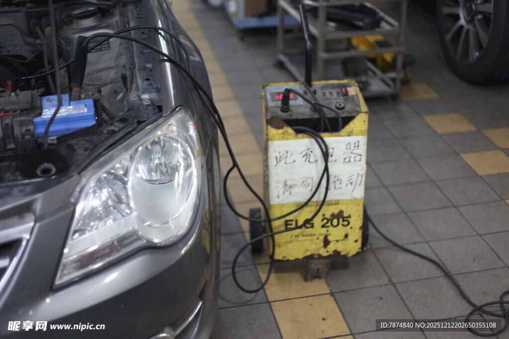 汽车维修中的电瓶充电设备