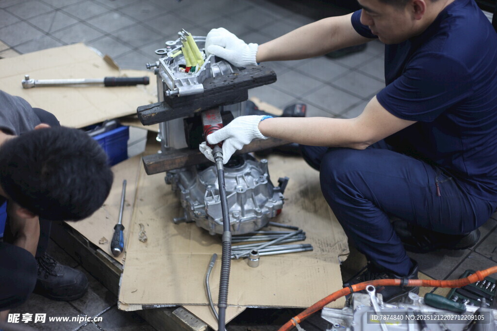 工人专注维修机械设备