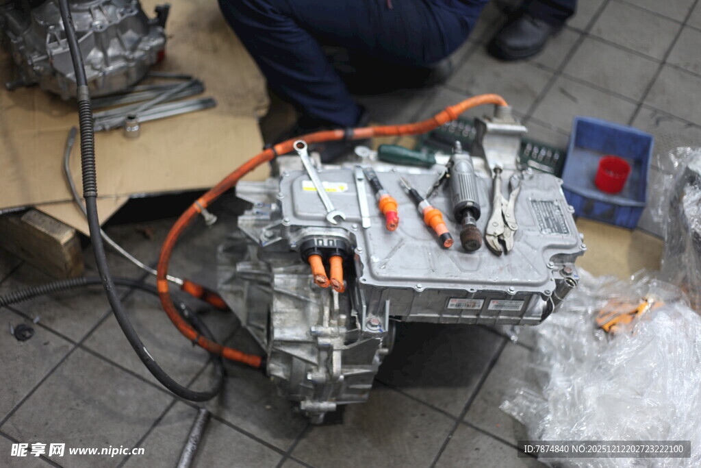 拆解中的汽车电池组件