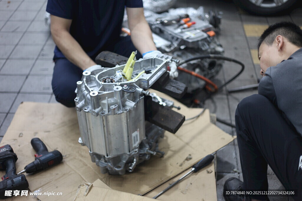 工人专注维修汽车变速箱
