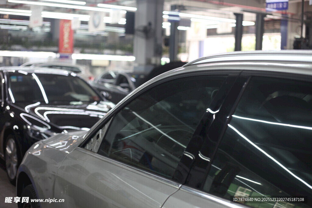 停车场内停放的多辆汽车