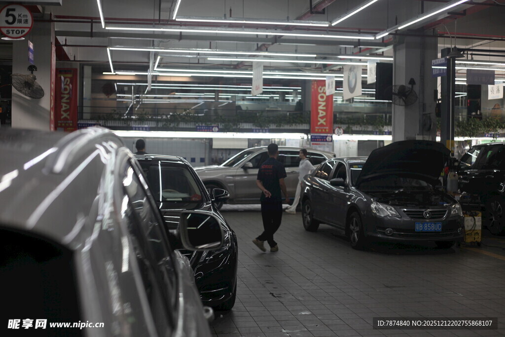 汽车维修车间忙碌景象