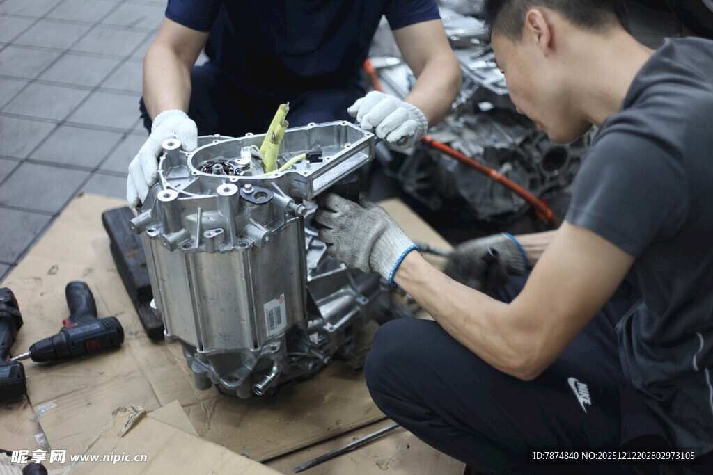 工人专注维修机械设备