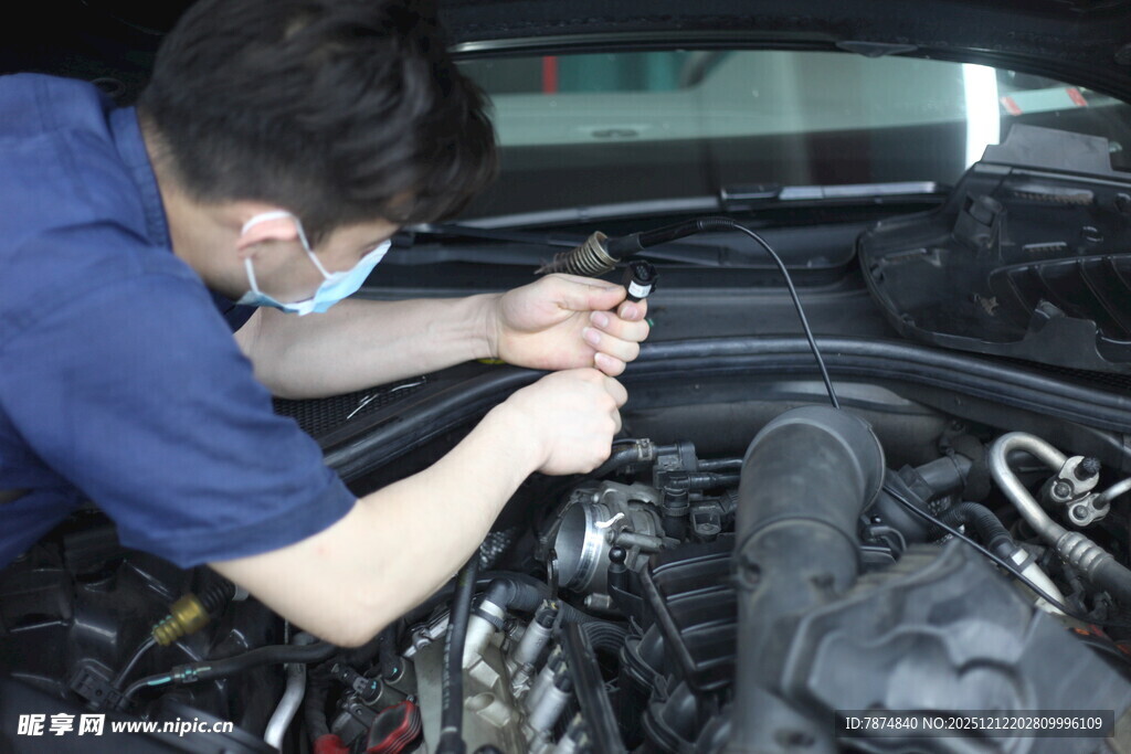 工人专注维修汽车发动机