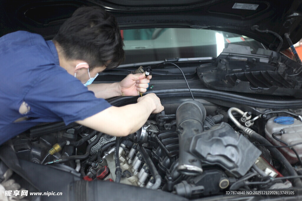 汽修工专注检修汽车发动机