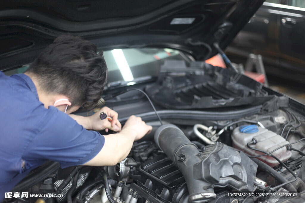 汽车维修师傅检修发动机