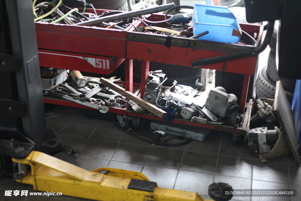 杂乱车间内的各式机械零件