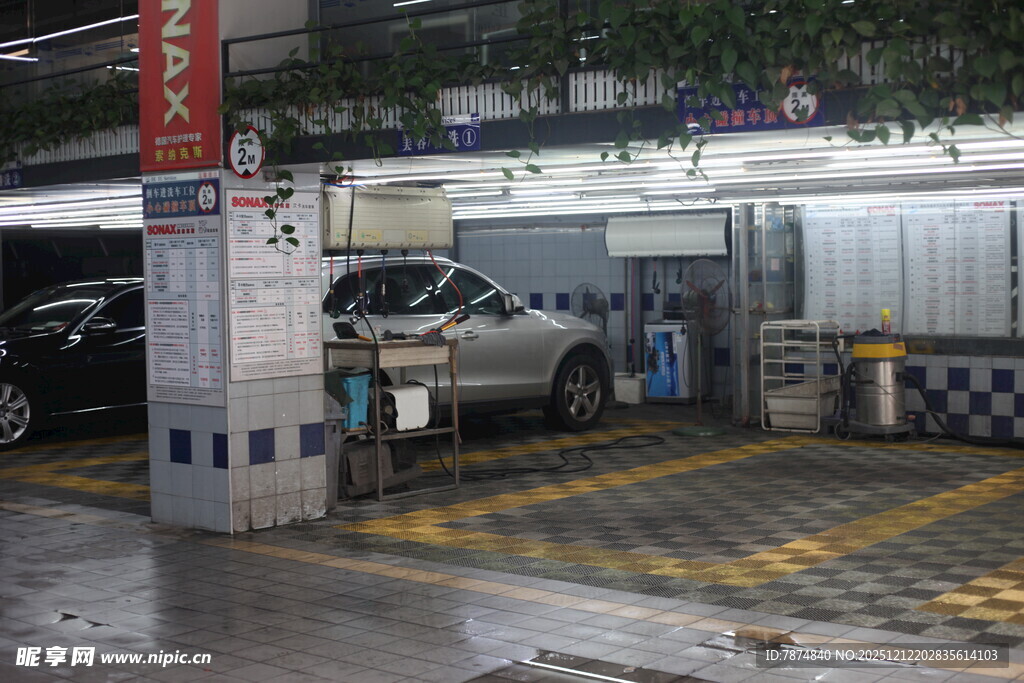 自动洗车机前的洗车场景