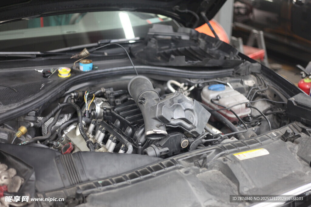 汽车发动机内部细节展示