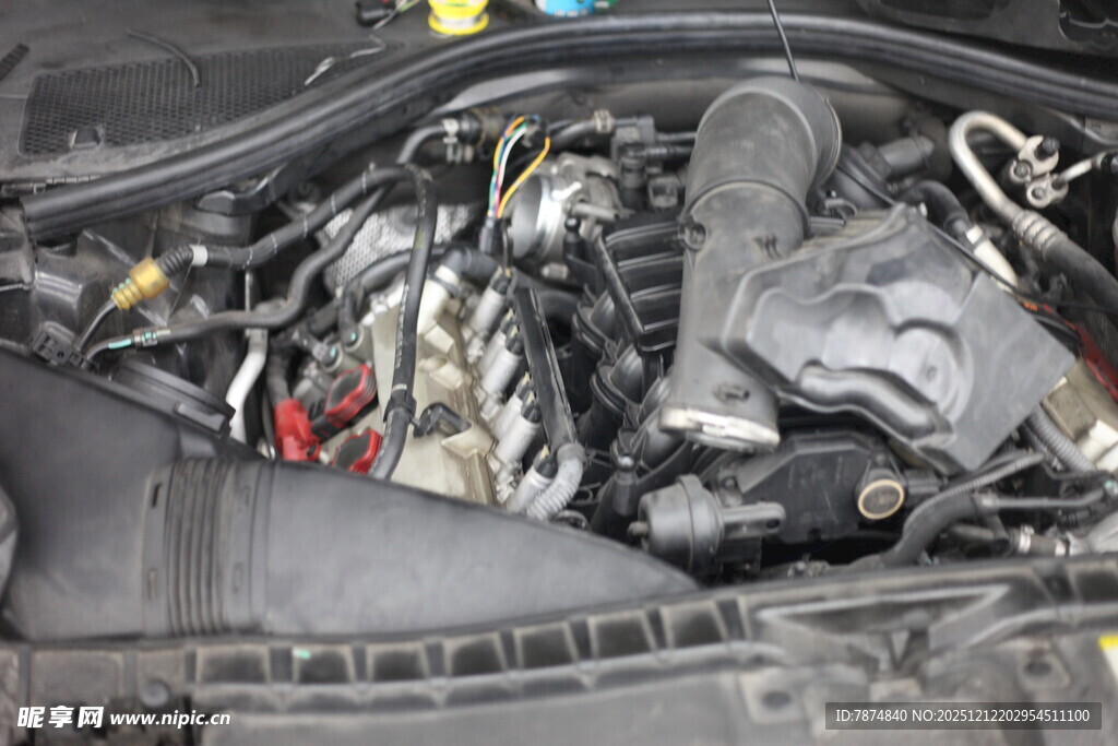 汽车发动机内部细节展示