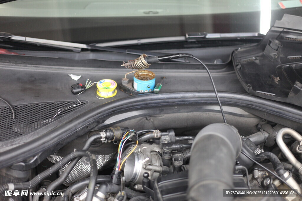 汽车发动机舱细节展示