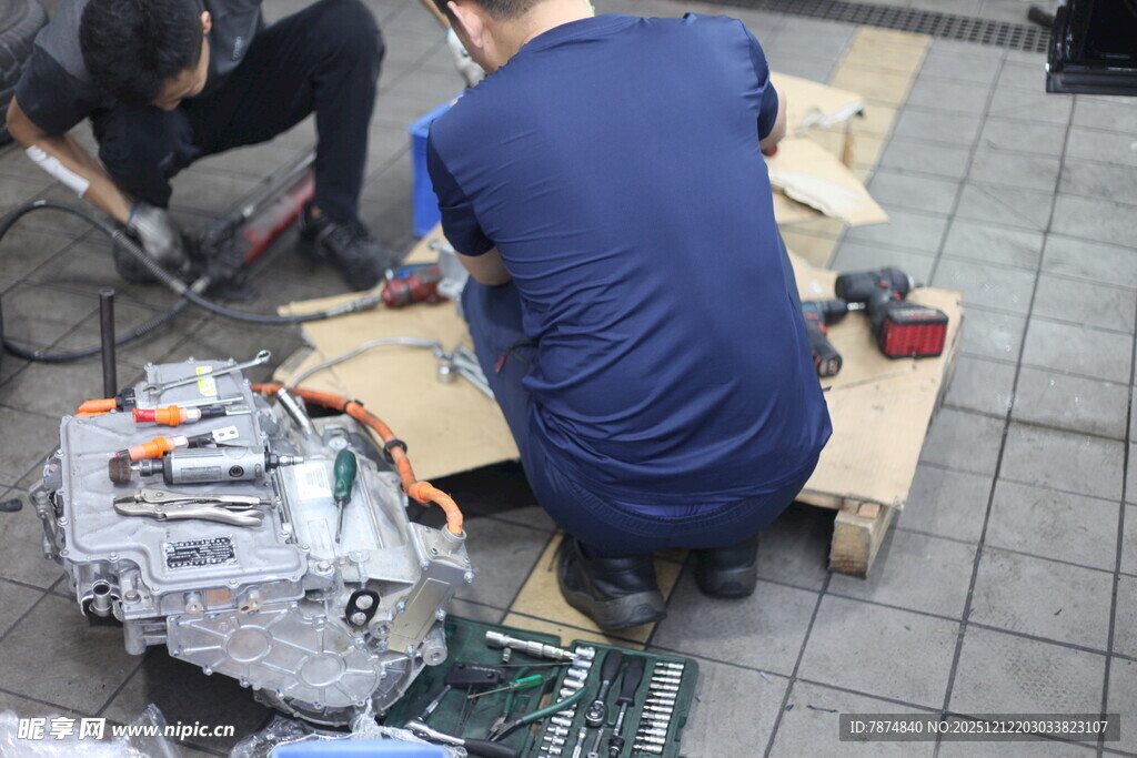 工人专注进行手工组装工作