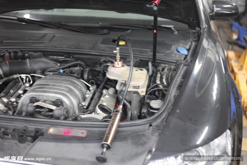 汽车发动机维修检测场景