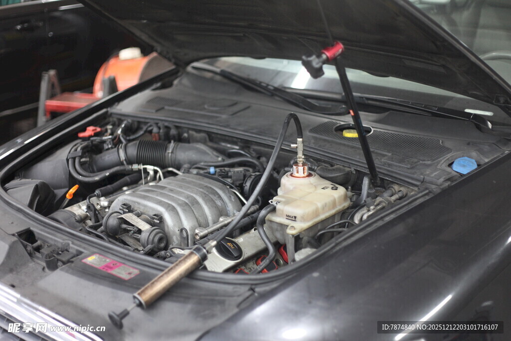 汽车发动机舱细节展示