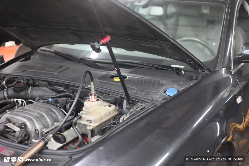 汽车引擎检修场景