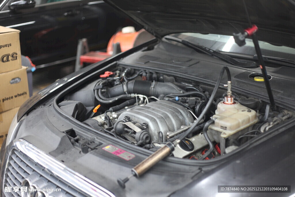 汽车发动机舱内部展示