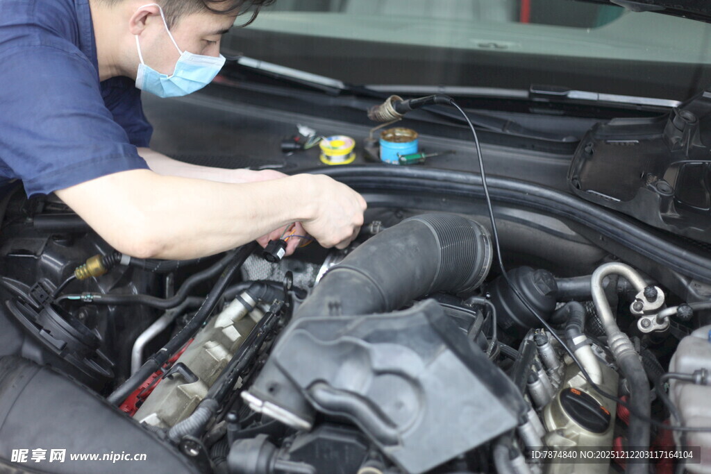 汽车维修技师专注检修引擎