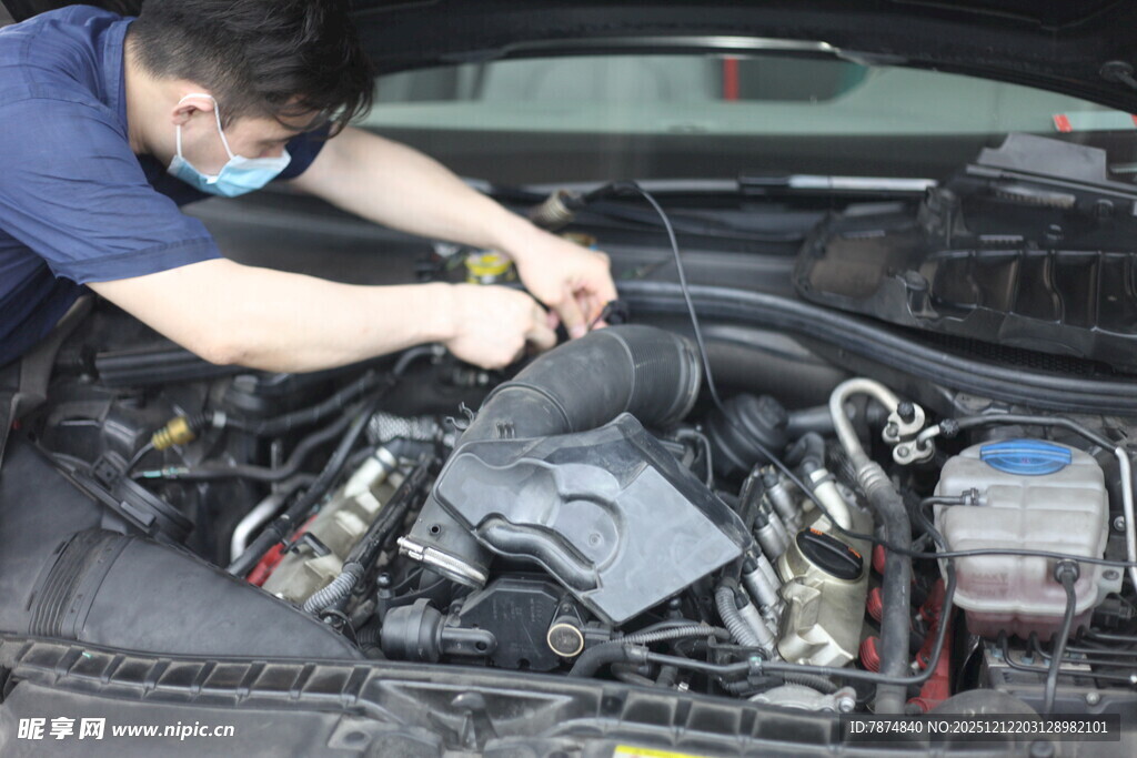 技工专注维修汽车发动机