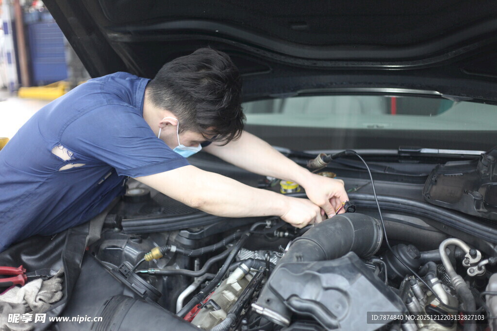 汽修工专注检修汽车发动机