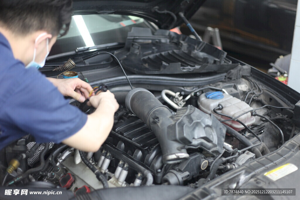 汽修工人专注检修汽车引擎