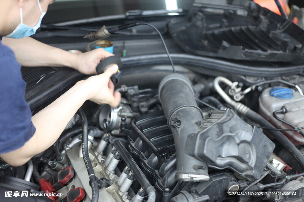 工人检修汽车发动机