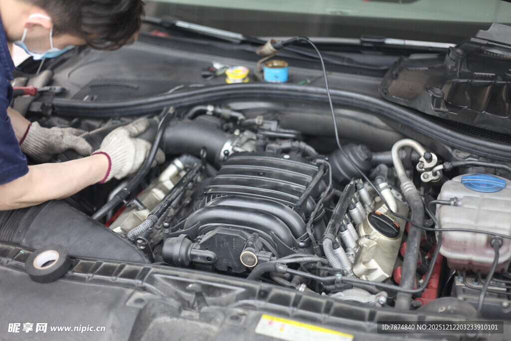 汽车维修人员检修发动机