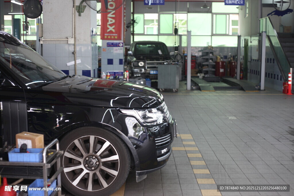 汽车在车间进行维修保养