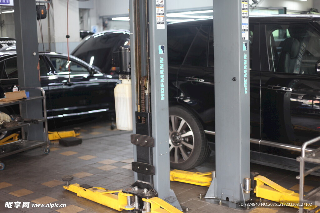 汽车维修车间设备与车辆