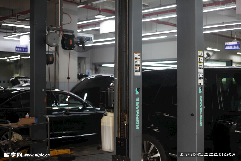 汽车维修车间内部场景