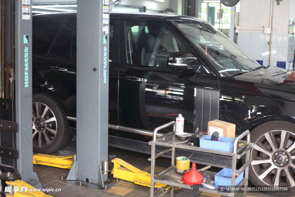 汽车维修中的黑色路虎