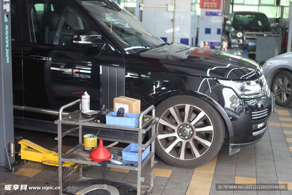 汽车美容店内的黑色车辆