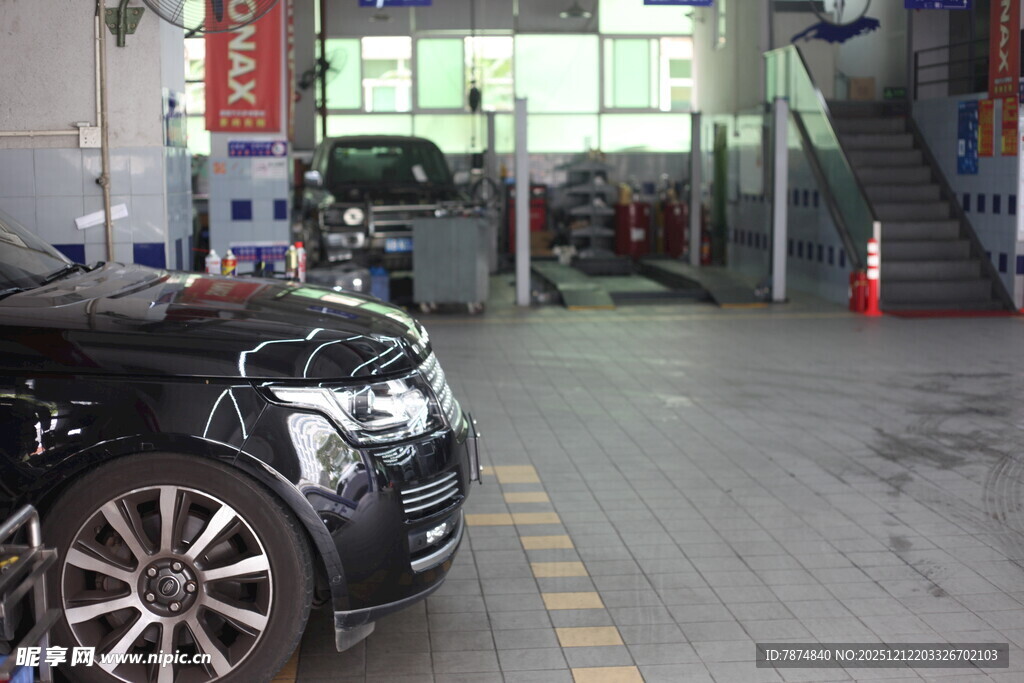 汽车维修车间内的黑色轿车