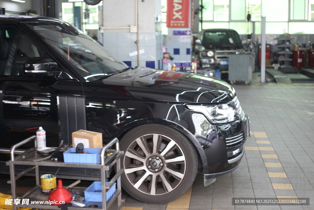 汽车维修车间内的黑色车辆