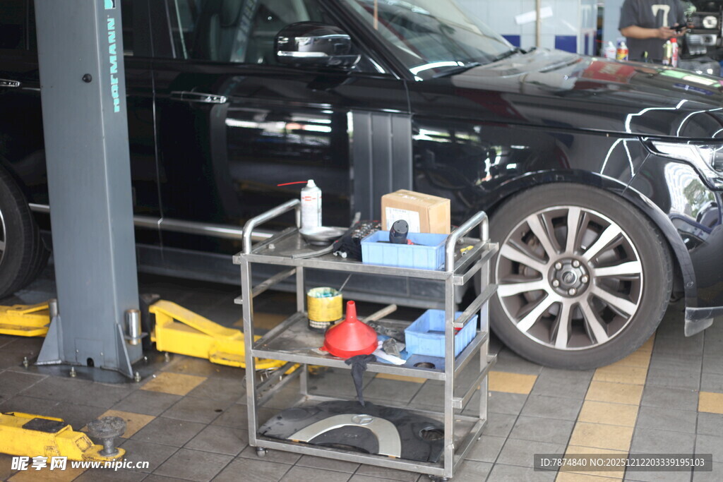 汽车维修场景中的工具与车辆