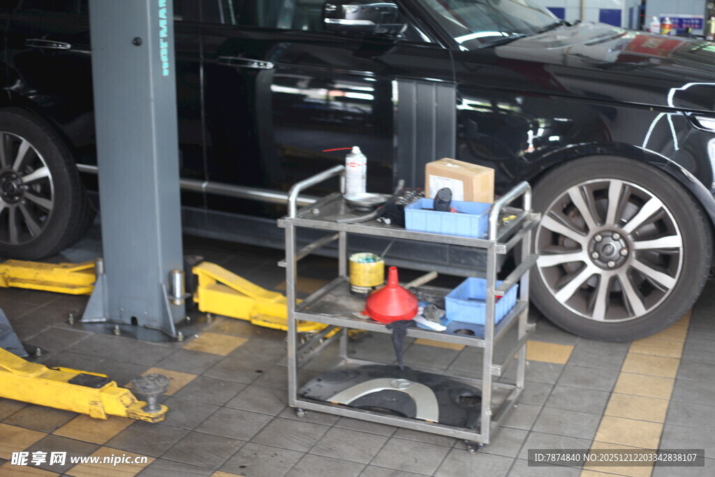 汽车维修工具架与车辆
