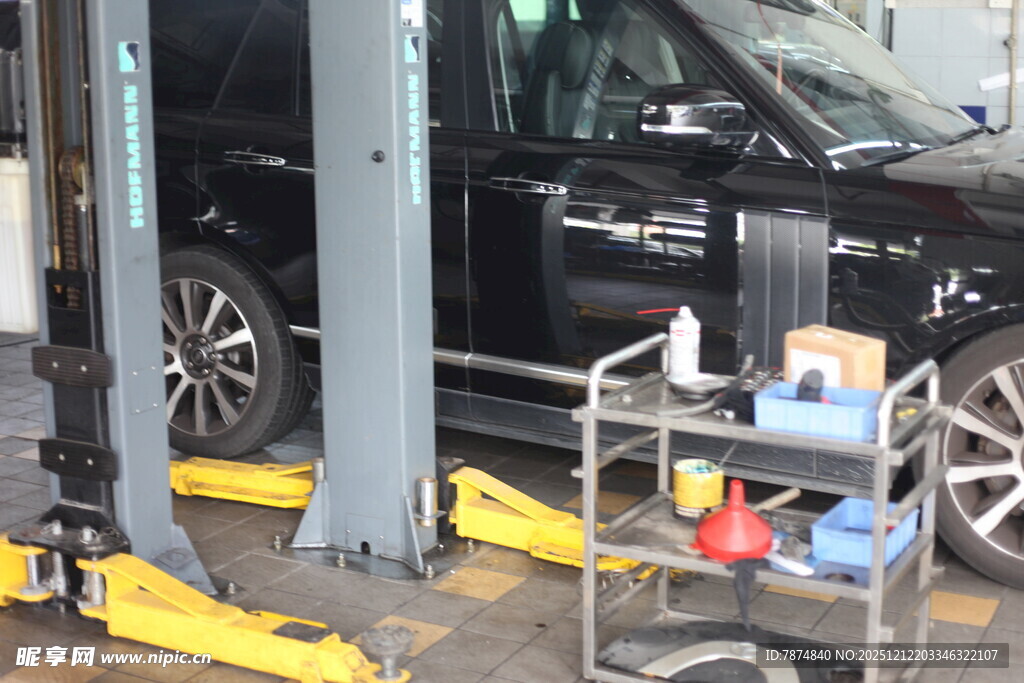 汽车维修场景中的工具与车辆