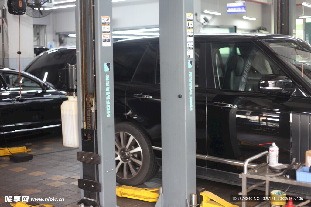 汽车维修车间内的黑色车辆
