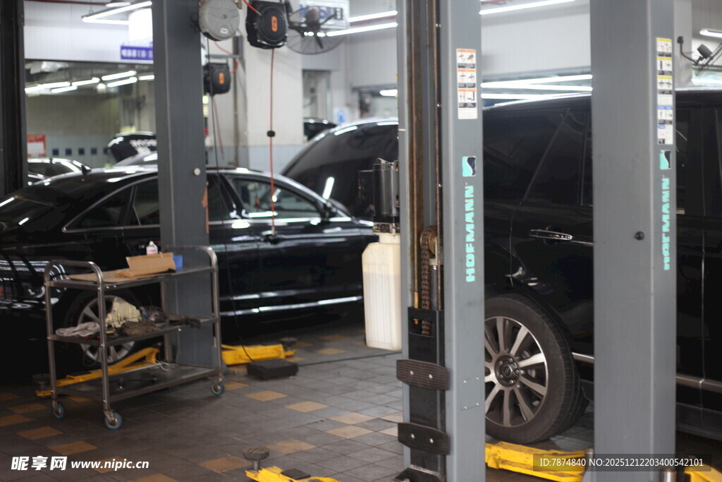 汽车维修车间作业场景