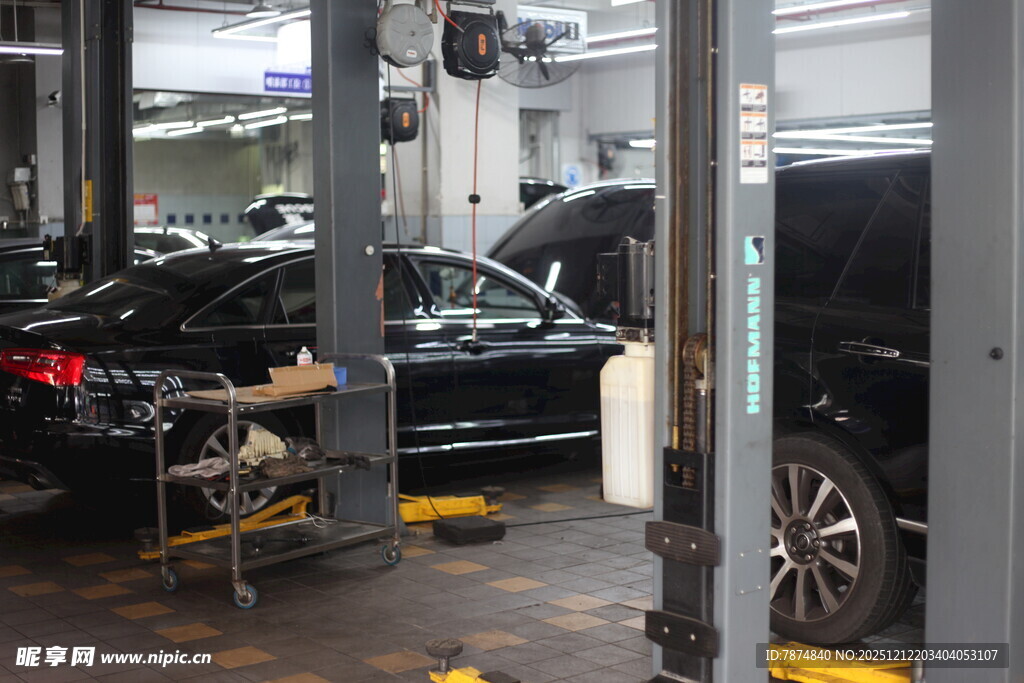 汽车维修车间内景