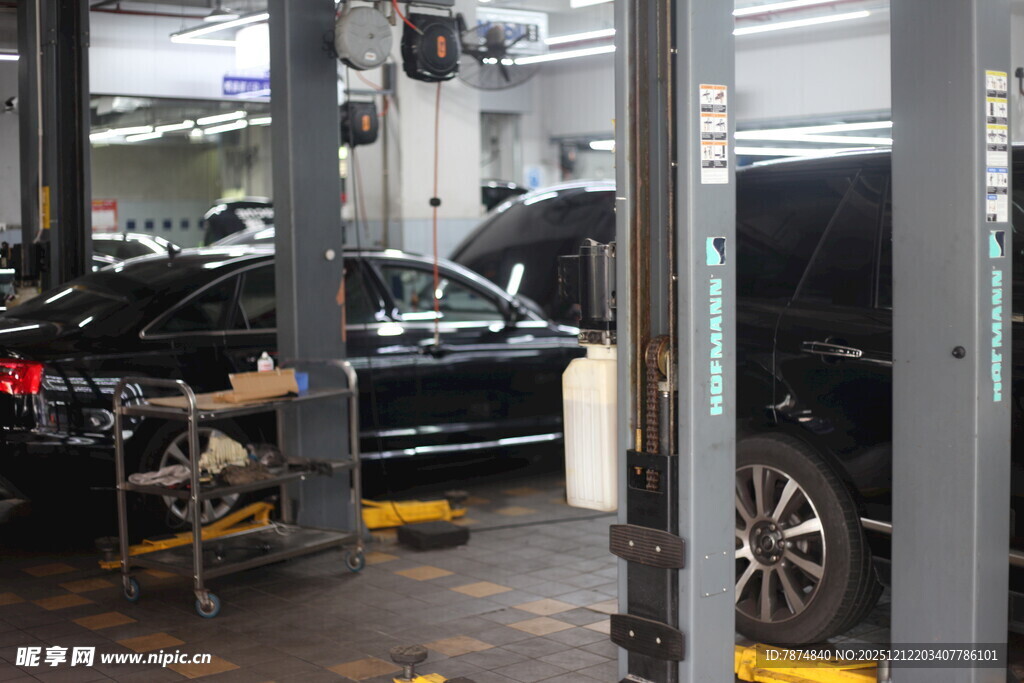 汽车维修车间内景