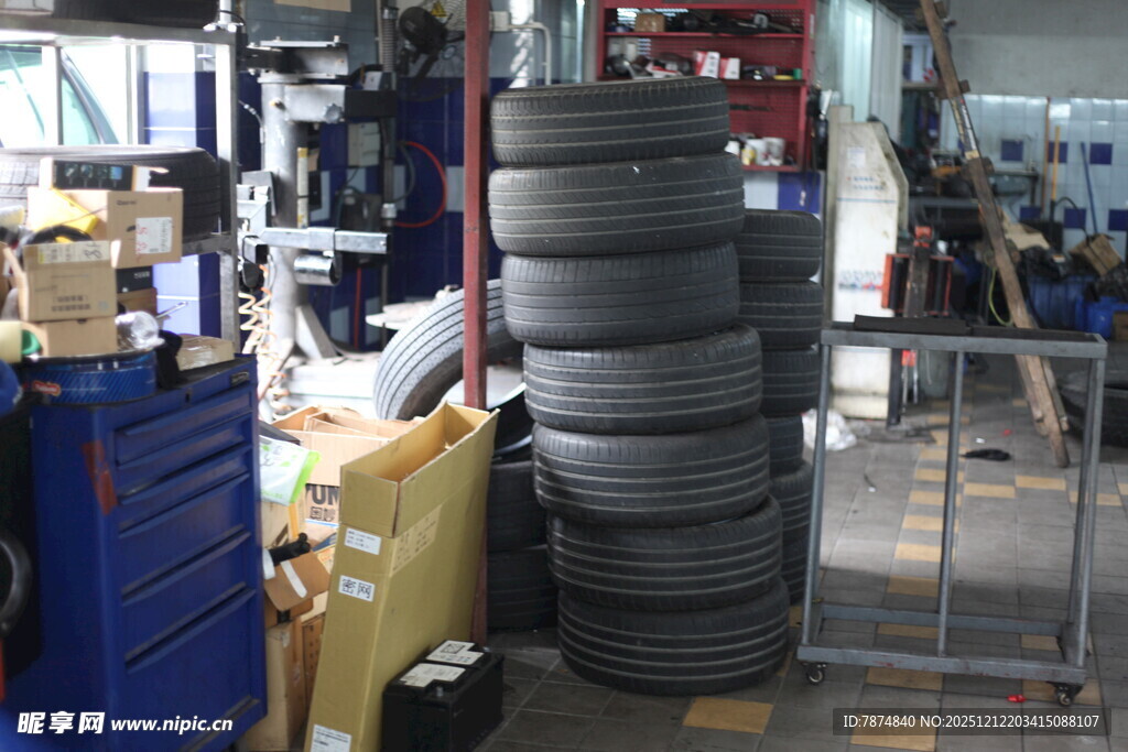仓库中的轮胎堆放场景
