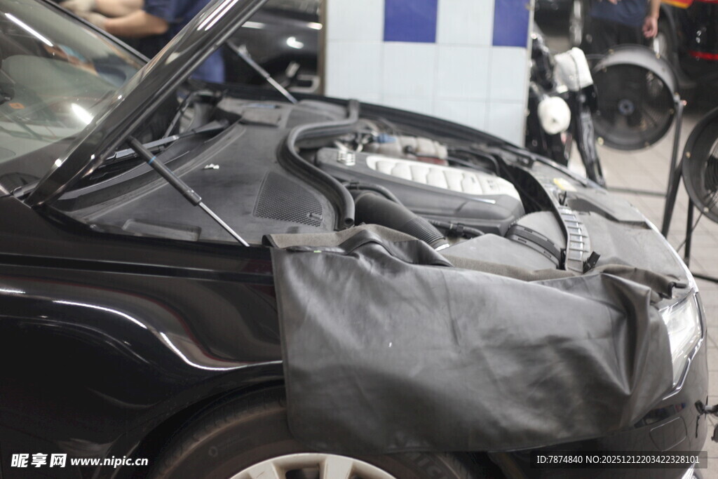 汽车引擎维修场景