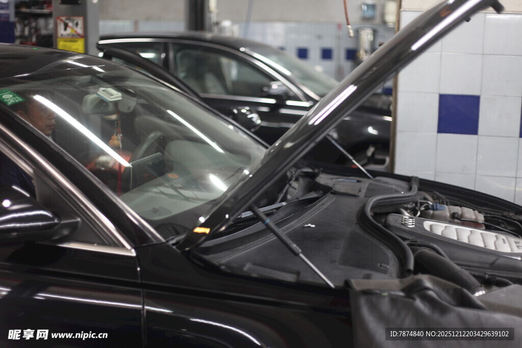 汽车维修车间内的车辆