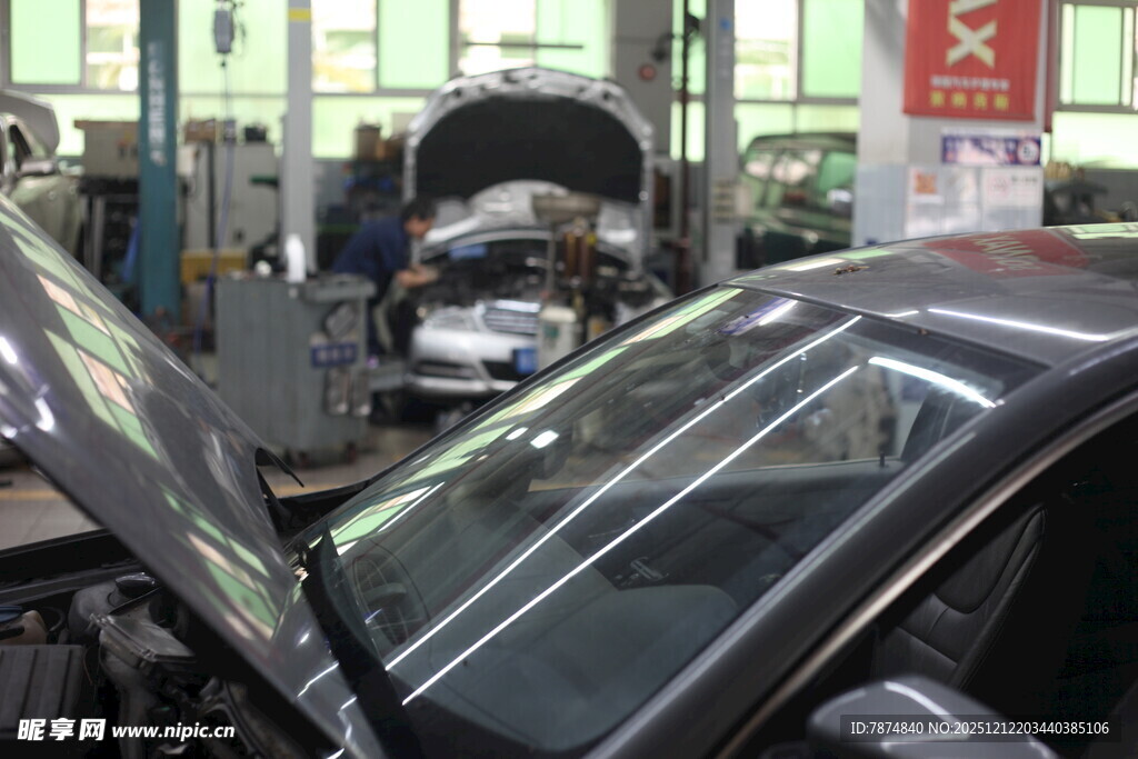 汽车维修车间内的工作场景